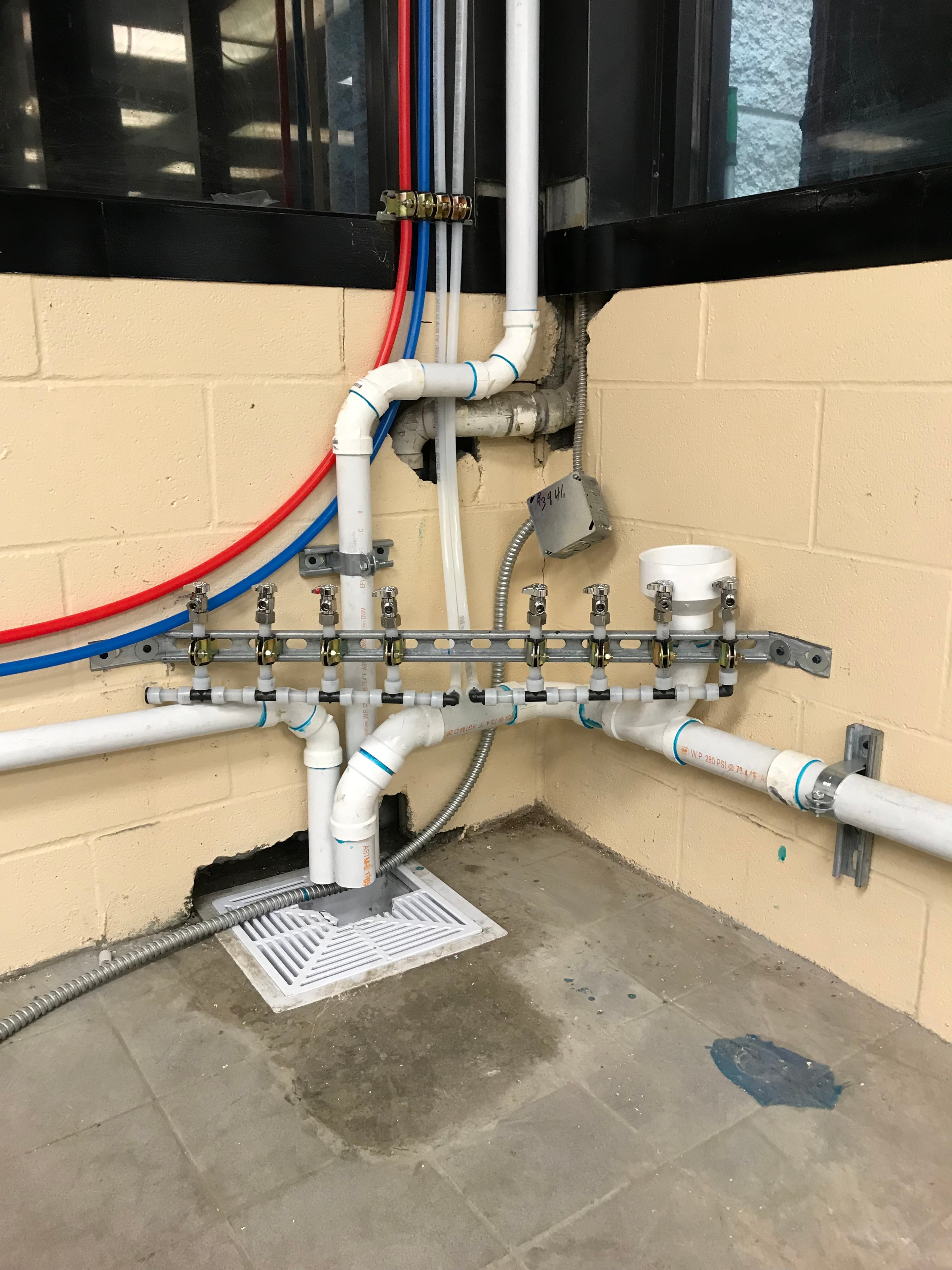 Pipe manifold installation
